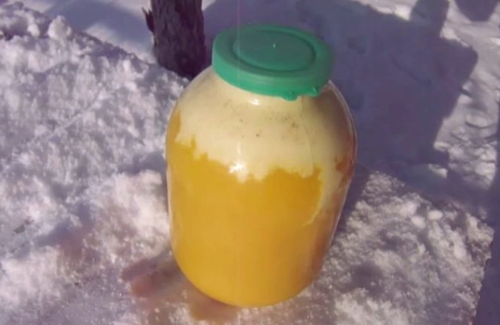 What σ knows the white foam in the Bank of Honey? People, Klechi, pound honey, immediately or after some time Moch, find that white foam is being borne on the pipe of honey in the jar in the bank. What is she σ know?